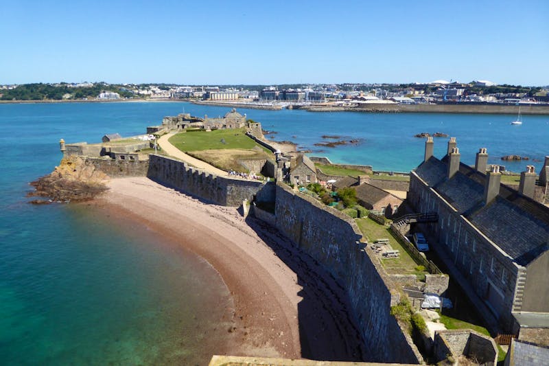 Elisabeth Castle vor der Küste von St. Helier - ©Eberhardt TRAVEL