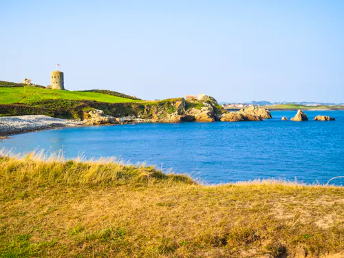 Küstenlandschaft mit Wachturm auf Guernsey &ndash; &copy; ©Arndale - stock.adobe.com