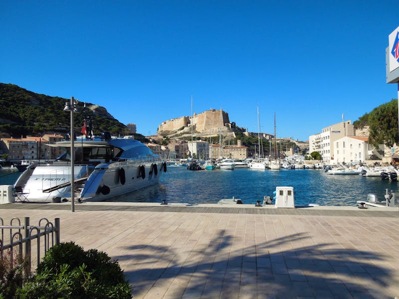 Kleiner Hafen in Bonifacio auf Korsika - ©Eberhardt TRAVEL