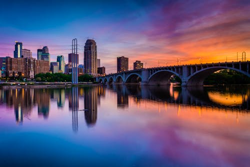 Minneapolis Skyline und Mississippi &ndash; &copy; ©jonbilous - stock.adobe.com