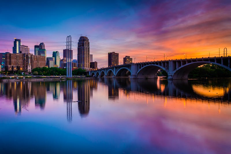 Minneapolis Skyline und Mississippi - ©©jonbilous - stock.adobe.com