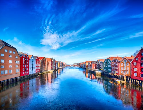 Farbenfrohe Häuser im Wasser in Trondheim – © ©kwasny221 - stock.adobe.com