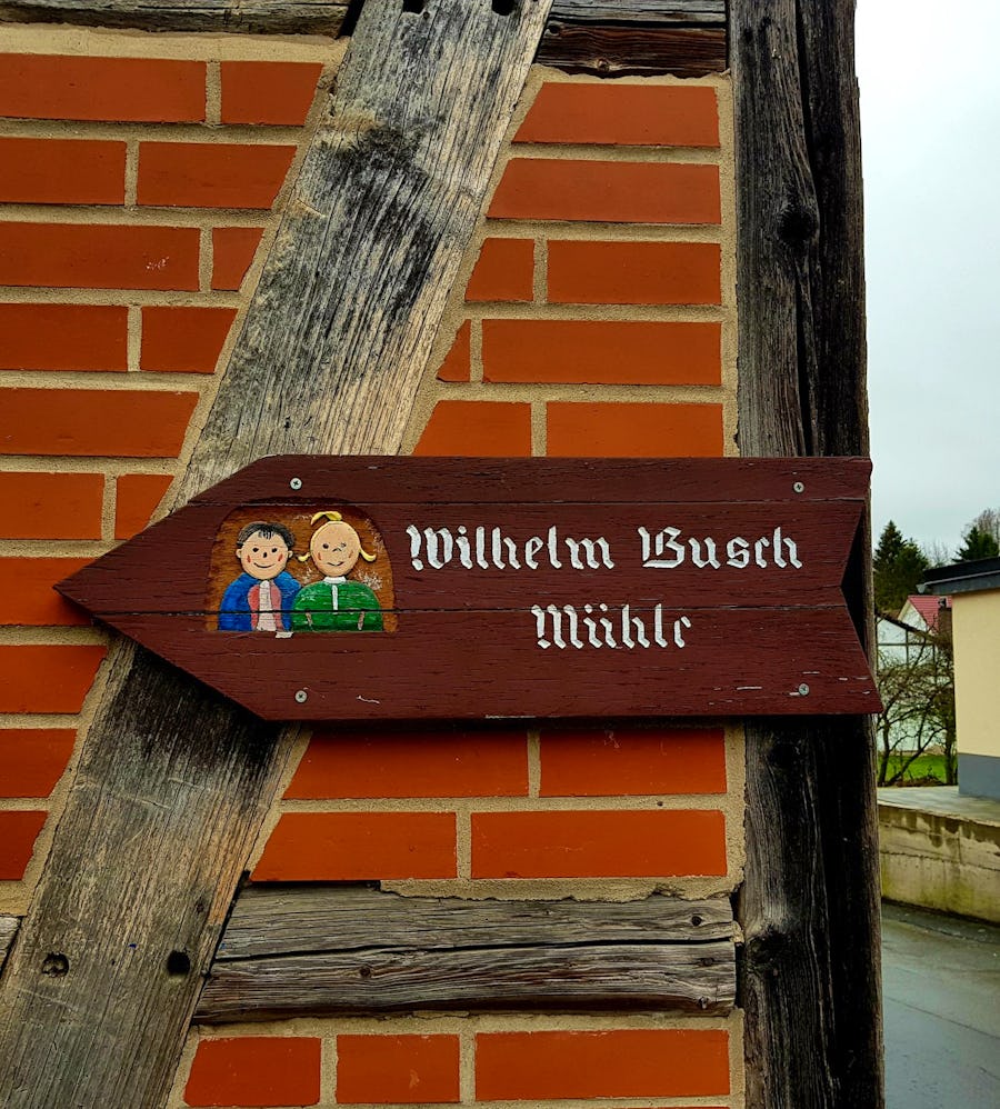 Wegweiser zur Wilhelm-Busch-Mühle in Ebergötzen – © Isabel Zwanzig - Eberhardt TRAVEL