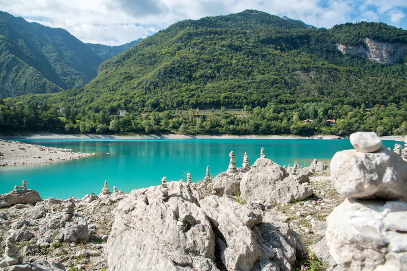 Steintürmchen am Tennosee - &copy;©dmaphoto - stock.adobe.com