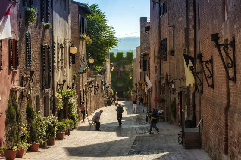 Toskana – mittelalterliche Straßengasse in der Gemeinde Certaldo - &copy;Lidia Pachetti - stock.adobe.com