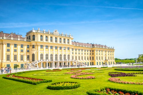 Schloss Schönbrunn in Wien &ndash; &copy; ©pure-life-pictures - stock.adobe.com
