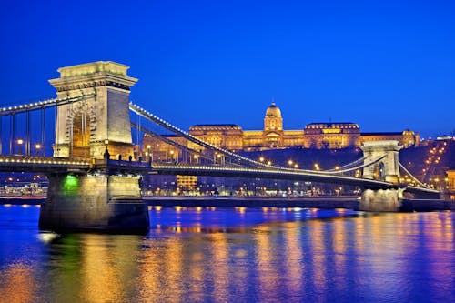 Beleuchtete Kettenbrücke in Budapest &ndash; &copy; ©Iraklis Milas - stock.adobe.com