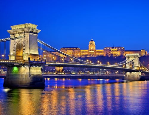 Beleuchtete Kettenbrücke in Budapest – © ©Iraklis Milas - stock.adobe.com