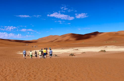 Wanderung im Dead Vlei - Sossusvlei &ndash; &copy; Eberhardt TRAVEL - Marianne Förster