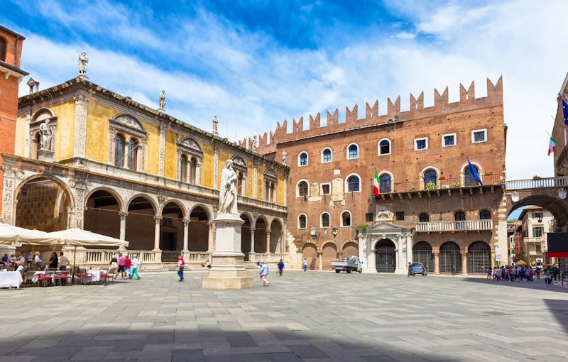 Verona - Piazza dei Signori mit der Statue von Dante - ©ekaterina_belova - stock.adobe.com