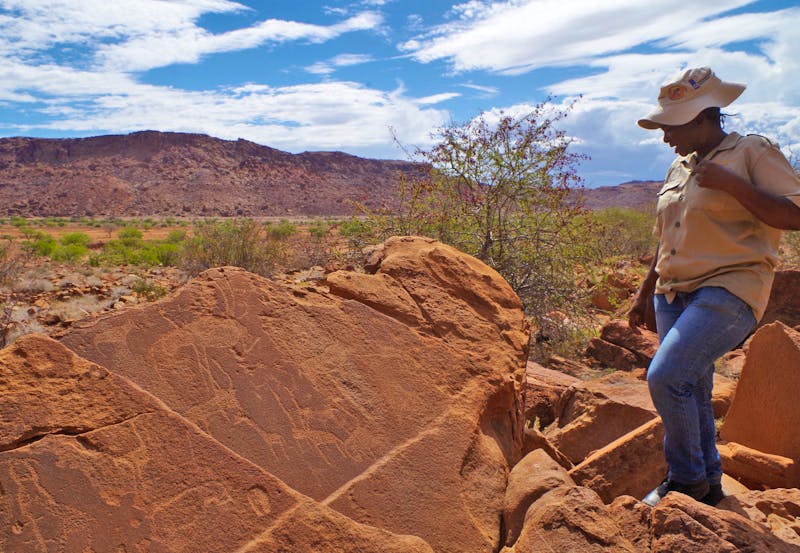 Gästerführerin bei den Felsbildern von Twyfelfontein - ©Eberhardt TRAVEL - Annett Müller