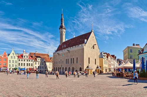 Altes Rathaus und Marktplatz in Tallinn &ndash; &copy; ©gadagj - stock.adobe.com