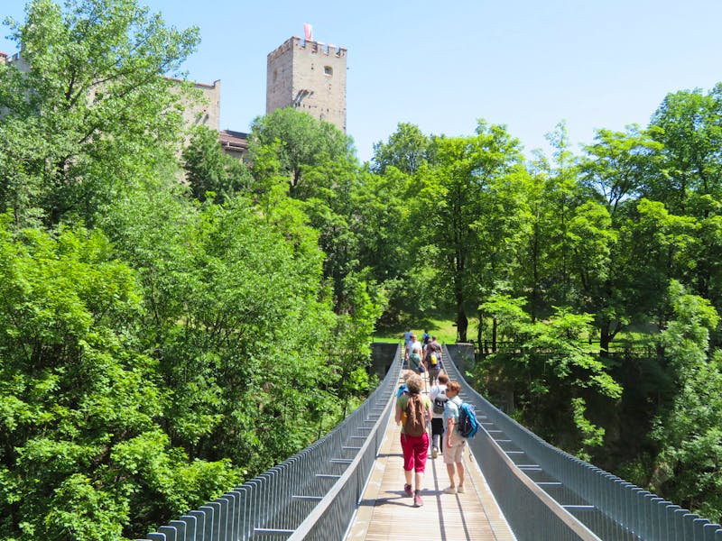 Hängebrücke nach Schloss Bruneck - ©Jürgen Schmeißer