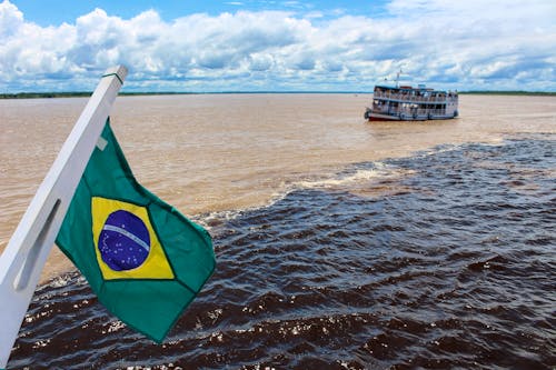 Zusammenfluss von Rio Negro und Amazonas bei Manaus &ndash; &copy; ©GVictoria - stock.adobe.com