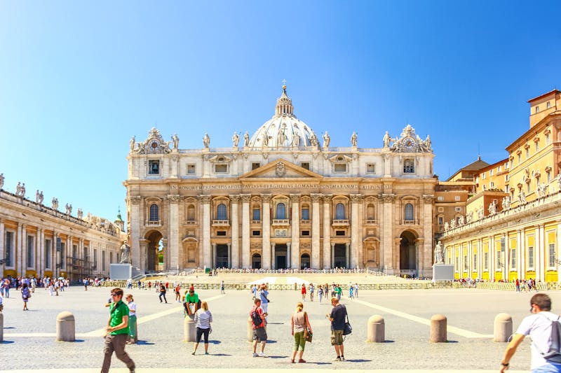 Rom – Petersdom  vom Petersplatz aus bei Sonnenschein - ©Watcharakorn Chotigo