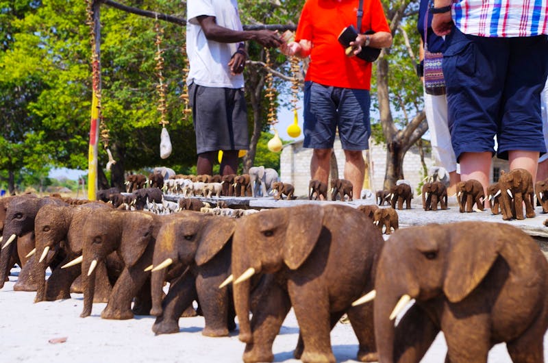 Unterwegs nach Rundu - Kawango-Holzschnitzer am Straßenrand - ©Eberhardt TRAVEL - Annett Müller