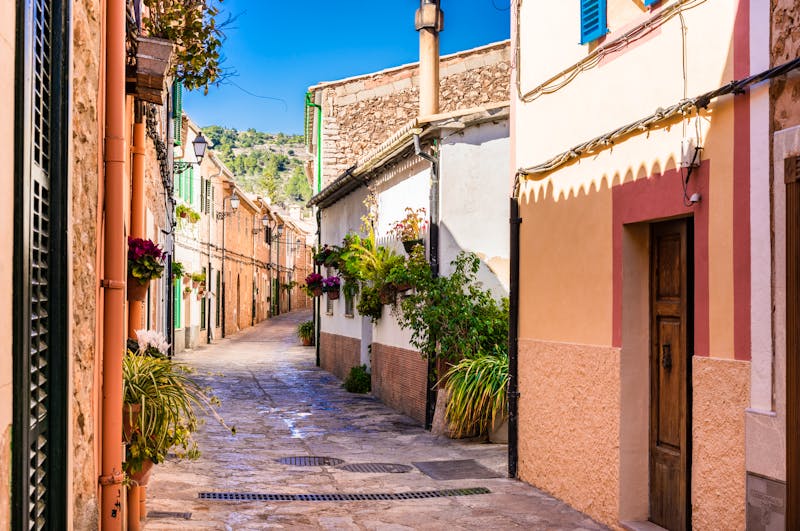 Gasse im Bergdorf Esporles auf Mallorca - ©©vulcanus - stock.adobe.com