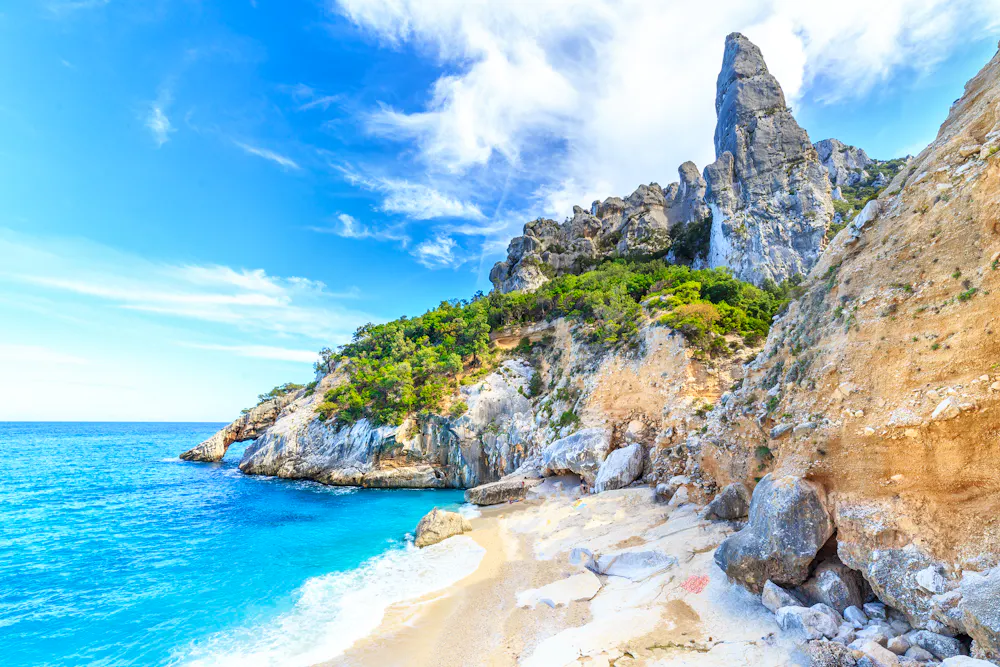 Blick auf den Strand Cala Goloritze, Sardinien &ndash; &copy; ©Marcin Krzyzak - stock.adobe.com