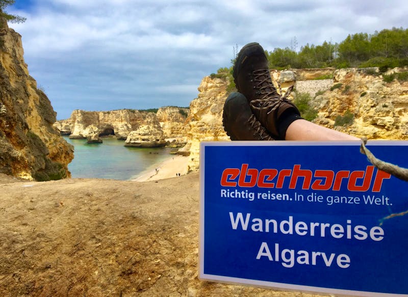 Wanderpause an der Algarve-Küste bei Carvoeiro - ©Eberhardt TRAVEL