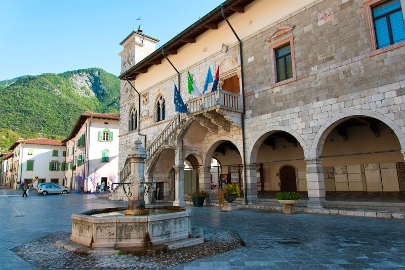 Rathaus in Venzone - Friaul-Julisch Venetien - ©directornico - Adobe Stock