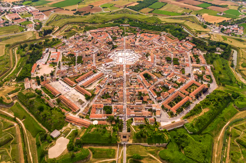 Blick auf den sechseckigen Grundriss von Palmanova - &copy;Csák István - Adobe Stock