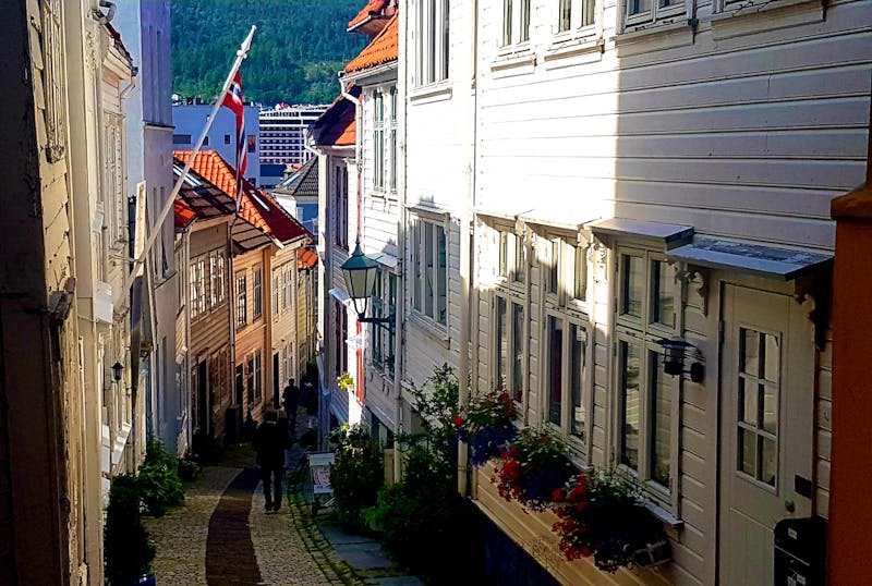 Gasse mit Holzhäusern in Bergen - ©Eberhardt TRAVEL - Kristina Hesse