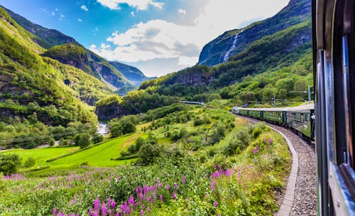 Fahrt mit der Flambahn in Norwegen &ndash; &copy; HildaWeges / hilda.weges@chello.nl - Adobe STock