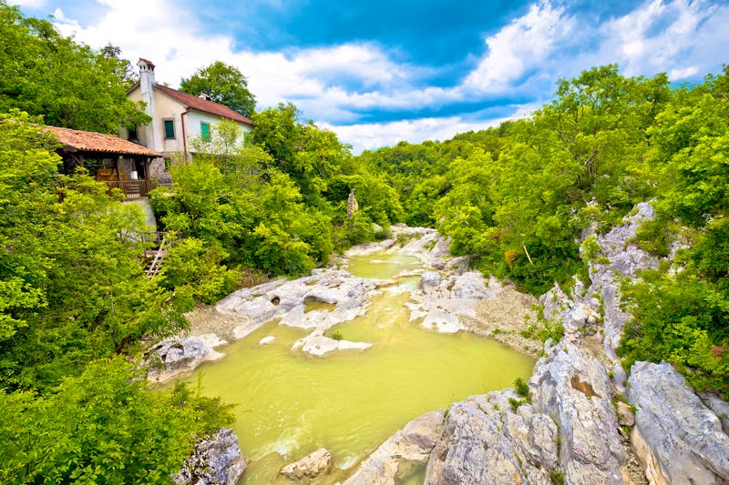Wanderung im Mirna Flusstal bei Kotli - ©©xbrchx - stock.adobe.com
