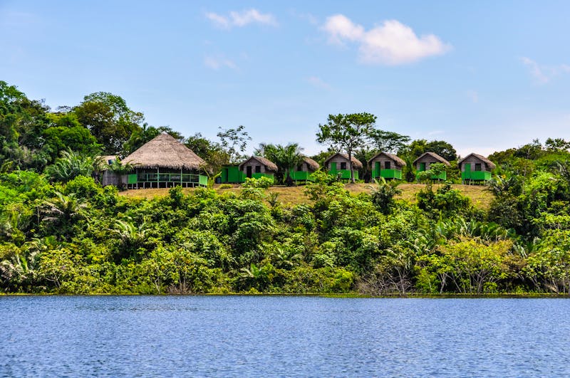 Traditionelle Häuser im Amazonas-Gebiet - ©©kovgabor79 - stock.adobe.com