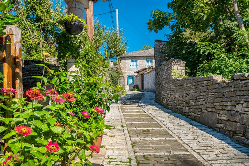 Kleine Gasse in Monodendri - &copy;©Andrei Nekrassov - stock.adobe.com