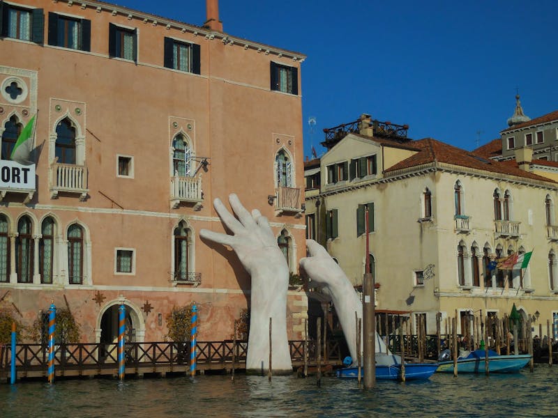 Venedig - moderne Kunst an altem Bau - ©Kerstin Heintzel