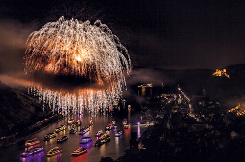 Rhein in Flammen Feuerwerk in Oberwesel &ndash; &copy; katjaverhoeven - Fotolia
