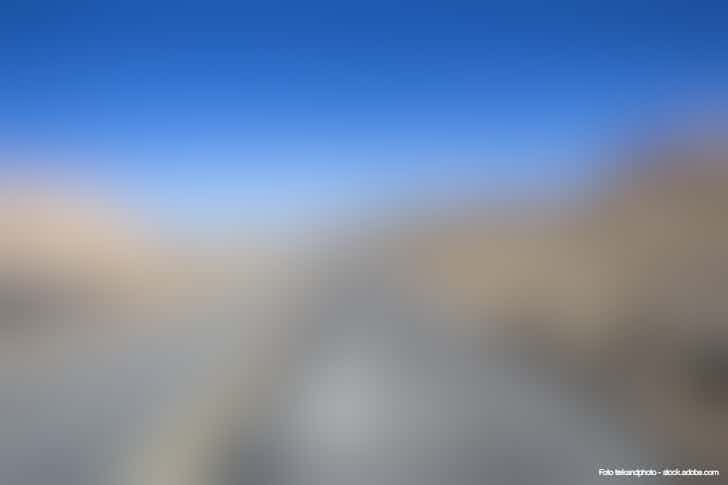 California – Highway with Route 66 Sign in Joshua Tree Desert – © trekandphoto - stock.adobe.com