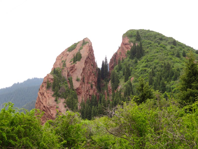 Zerbrochenes Herz im Tal der Dzhety Oguz-Schlucht am Issyk Kul-See - ©Julian Bartsch-Eberhardt TRAVEL