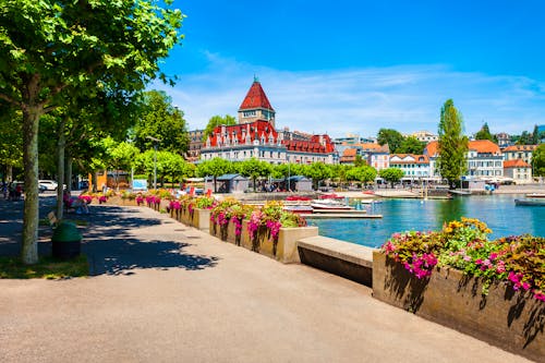 Lausanne am Genfer See - Schloss Ouchy und Uferpromenade &ndash; &copy; ©saiko3p - stock.adobe.com