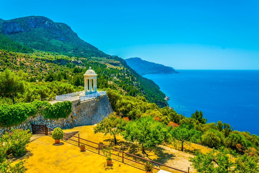 Mallorca - Tempel von Son Marroig mit Aussicht auf das Mittelmeer – © ©dudlajzov - stock.adobe.com