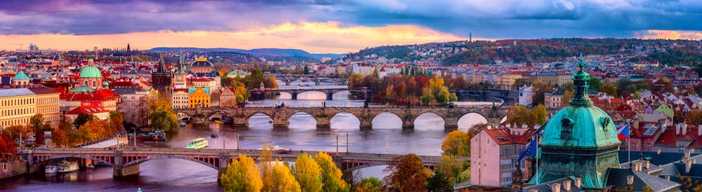Prag - Panorama-Blick vom Aussichtspunkt Letna-Park auf Altstadt und Moldau &ndash; &copy; ©larauhryn - stock.adobe.com