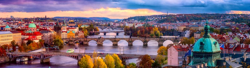 Prag - Panorama-Blick vom Aussichtspunkt Letna-Park auf Altstadt und Moldau - ©©larauhryn - stock.adobe.com
