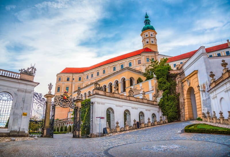Schloss Mikulov in Mähren - Eingang und Schlosstor - ©©kaycco - stock.adobe.com