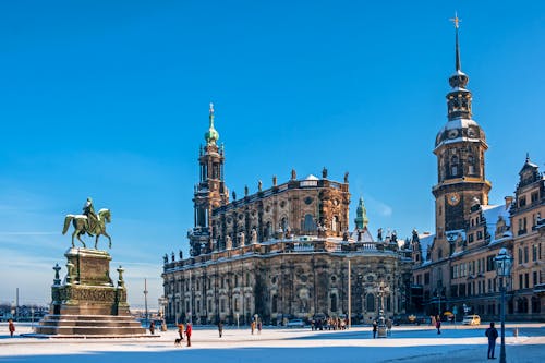 Dresden - Hofkirche und Dresdner Schloss im Winter &ndash; &copy; ©wkbilder - stock.adobe.com