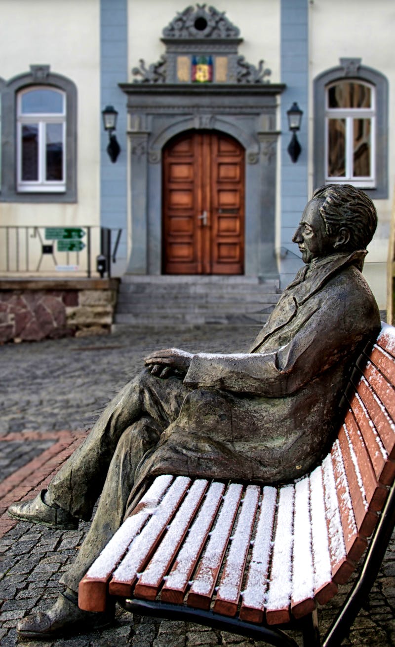 Sitzen neben Goethe - in Ilmenau vor dem Amtshaus - ©©drsg98 - stock.adobe.com