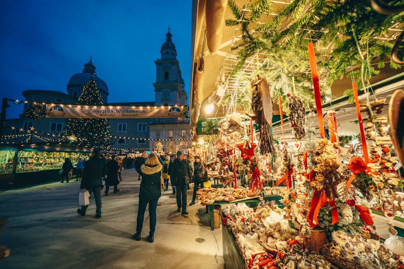 Salzburger Christkindlmarkt auf dem Residenzplatz im Winter - ©©Calin Stan - stock.adobe.com