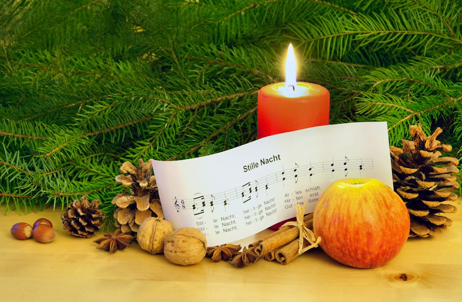 Weihnachten - Stille Nacht, heilige Nacht - Notenblatt mit Kerze und Tannenzweigen – © ©Johanna Mühlbauer - stock.adobe.com