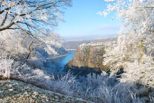 Rheintal im Winter mit Blick auf den Loreley-Felsen &ndash; &copy; ©Philipp - stock.adobe.com
