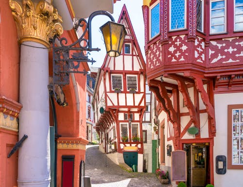 Fachwerkhäuser am mittelalterlichen Markt in Bernkastel-Kues an der Mosel – © ©foto-select - stock.adobe.com