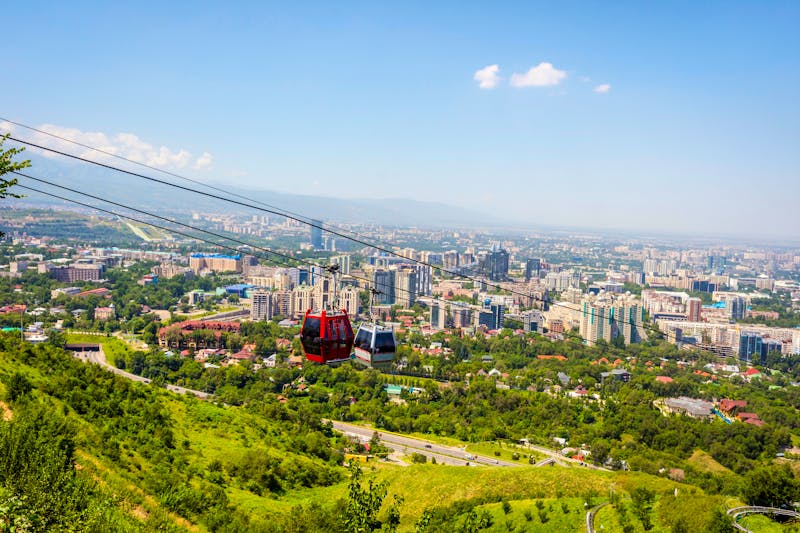 Auffahrt mit de Seilbahn auf den Kok-Tobe in Almaty - ©dinozzaver - stock.adobe.com