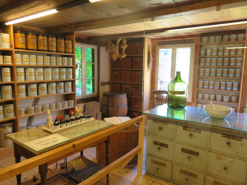 Besuch des Schweizerischen Freilichtmuseums Ballenberg - alte Drogerie - ©Annette Weise - Eberhardt TRAVEL