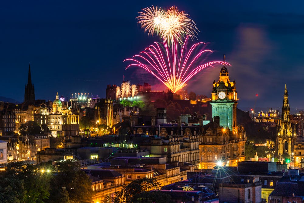 Edinburgh Castle Feuerwerk &ndash; &copy; Marvin - stock.adobe.com