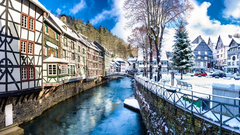 Monschau im Winter - historische Altstadt - Fachwerkhäuser am Fluss - ©©Puravidaniel - stock.adobe.com