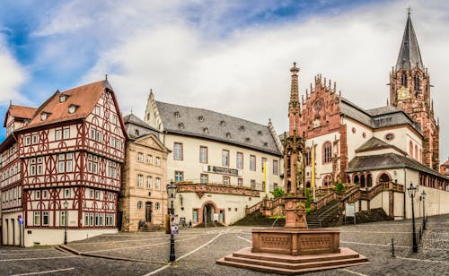 Stiftsplatz in der Altstadt von Aschaffenburg &ndash; &copy; ©riebevonsehl - stock.adobe.com